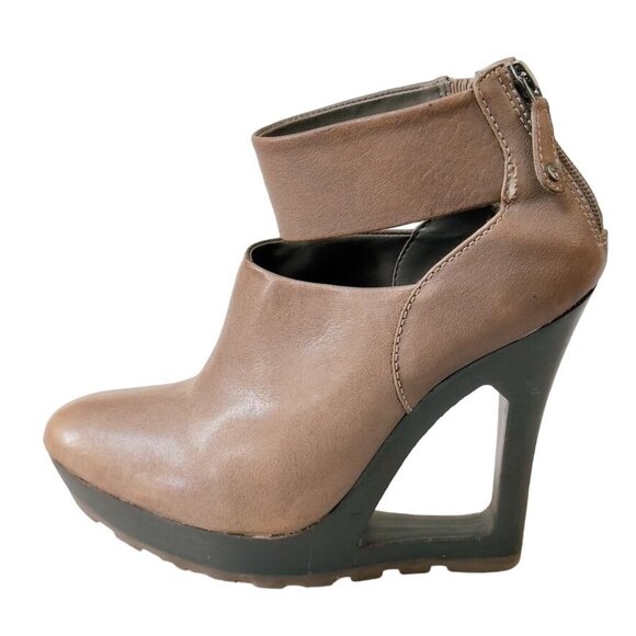 BCBG Runway Beige Leather Cutout Wedge Ankle Booties Back Zipper Size 8 - Picture 9 of 10